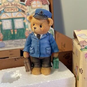 1997 Cherished Teddies Charter Membership Club Kit. Lloyd with green suitcase